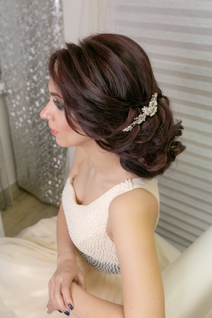 Высокие / Собранные, С аксессуарами / Цветами / Фатой, Локоны / Локоны на один бок от Свадебный стилист-визажист Арменуи Шатверян 3