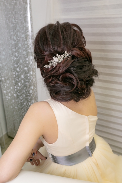 Высокие / Собранные, С аксессуарами / Цветами / Фатой, Локоны / Локоны на один бок от Свадебный стилист-визажист Арменуи Шатверян 4