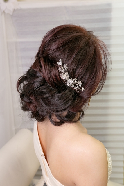 Высокие / Собранные, С аксессуарами / Цветами / Фатой, Локоны / Локоны на один бок от Свадебный стилист-визажист Арменуи Шатверян 6