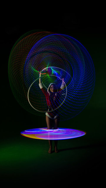 Игра с Хула-хупами на свадьбу от Свето-цирковое ART SHOW 3