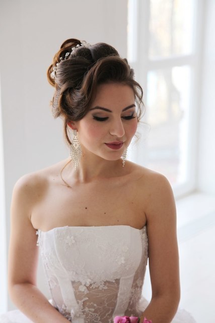 Высокие / Собранные, С аксессуарами / Цветами / Фатой от Свадебный стилист Ольга Силаева 2