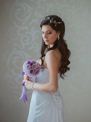 Локоны / Локоны на один бок, С аксессуарами / Цветами / Фатой от Свадебный стилист Ольга Силаева 1