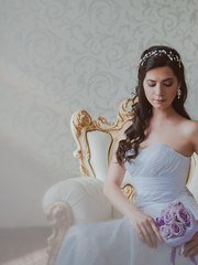 Локоны / Локоны на один бок, С аксессуарами / Цветами / Фатой от Свадебный стилист Ольга Силаева 2