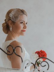 Пучок, С аксессуарами / Цветами / Фатой от Свадебный стилист Ольга Силаева 2