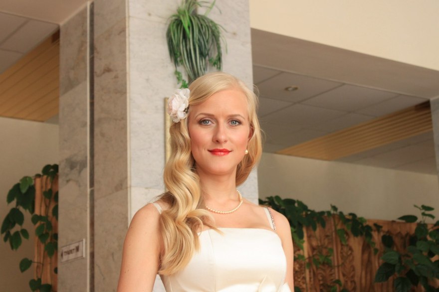 С аксессуарами / Цветами / Фатой, Волны от Свадебный стилист Ольга Силаева 3