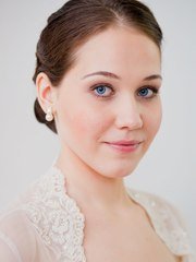 Высокие / Собранные, Пучок, С аксессуарами / Цветами / Фатой от Свадебный стилист Ольга Силаева 2