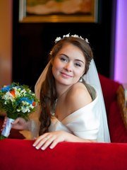 Локоны / Локоны на один бок, С аксессуарами / Цветами / Фатой от Свадебный стилист Ольга Силаева 1