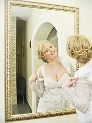 Локоны / Локоны на один бок, С аксессуарами / Цветами / Фатой от Свадебный стилист Ольга Силаева 2