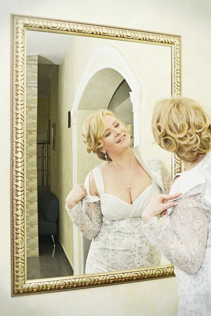 С аксессуарами / Цветами / Фатой, Локоны / Локоны на один бок от Свадебный стилист Ольга Силаева 2