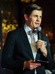  Ведущий Артём Жданов 2