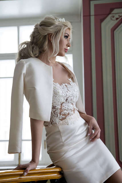 Свадебный костюм с юбкой. Силуэт Прямое. Цвет Белый / Молочный. Вид 3