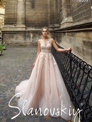 Свадебное платье 18009. Силуэт А-силуэт. Цвет Айвори / Капучино. Вид 1