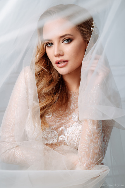 С аксессуарами / Цветами / Фатой, Распущенные, Волны, Локоны / Локоны на один бок от Свадебный стилист-визажист Лидия Большакова 4