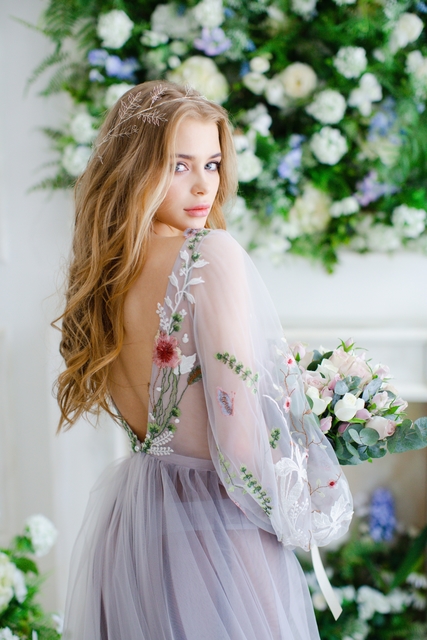 С аксессуарами / Цветами / Фатой, Распущенные, Волны, Локоны / Локоны на один бок от Свадебный стилист Красовицкая Елена 7