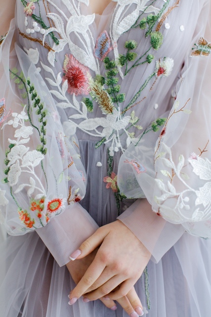 С аксессуарами / Цветами / Фатой, Распущенные, Волны, Локоны / Локоны на один бок от Свадебный стилист Красовицкая Елена 10