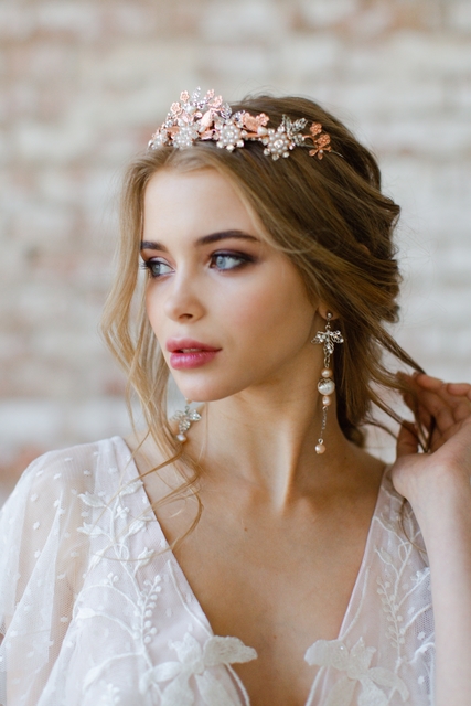 С аксессуарами / Цветами / Фатой, С плетением, Локоны / Локоны на один бок от Свадебный стилист Красовицкая Елена 4