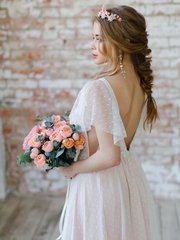 Локоны / Локоны на один бок, С аксессуарами / Цветами / Фатой, С плетением от Свадебный стилист Красовицкая Елена 2