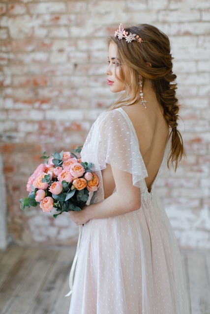 С аксессуарами / Цветами / Фатой, С плетением, Локоны / Локоны на один бок от Свадебный стилист Красовицкая Елена 2