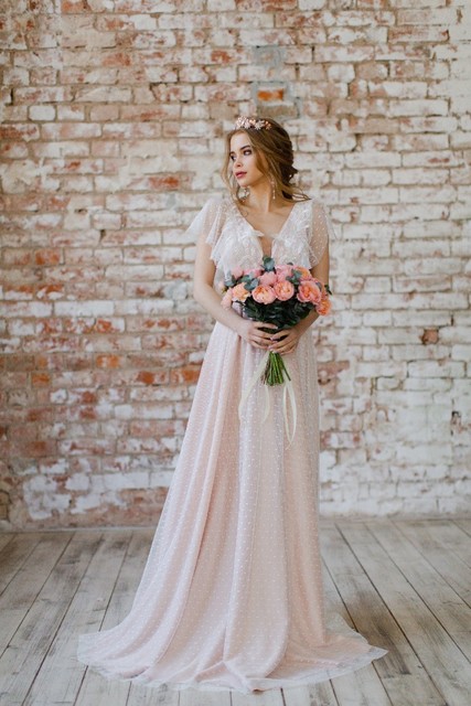 С аксессуарами / Цветами / Фатой, С плетением, Локоны / Локоны на один бок от Свадебный стилист Красовицкая Елена 3