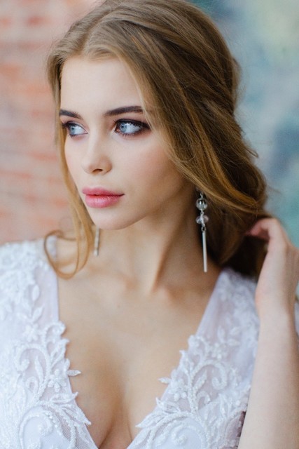 С аксессуарами / Цветами / Фатой, С плетением, Локоны / Локоны на один бок от Свадебный стилист Красовицкая Елена 5