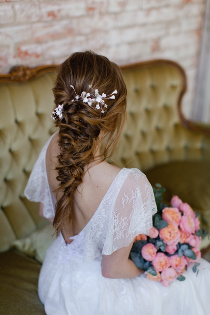 С аксессуарами / Цветами / Фатой, С плетением, Локоны / Локоны на один бок от Свадебный стилист Красовицкая Елена 7