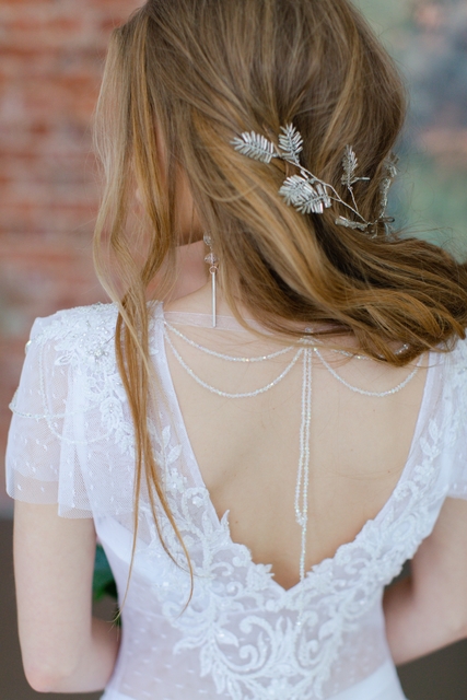 С аксессуарами / Цветами / Фатой, С плетением, Локоны / Локоны на один бок от Свадебный стилист Красовицкая Елена 10