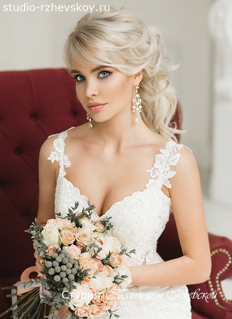 С плетением, Локоны / Локоны на один бок от Свадебный стилист Лёля Садовка 2