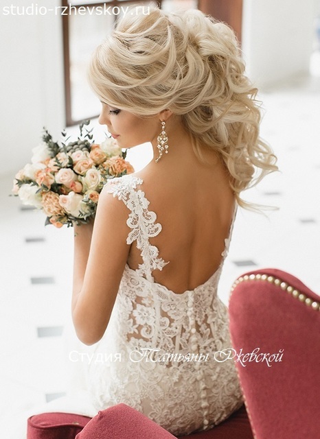 С плетением, Локоны / Локоны на один бок от Свадебный стилист Лёля Садовка 3