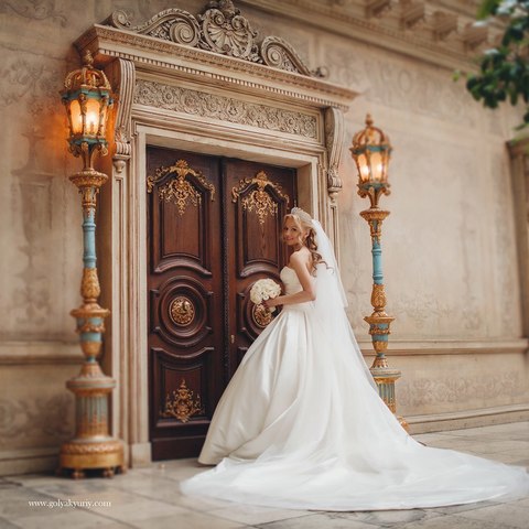 С аксессуарами / Цветами / Фатой, Распущенные, Волны, Локоны / Локоны на один бок от Свадебный стилист Лёля Садовка 2