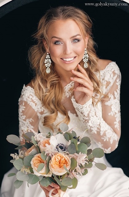 С плетением, Волны, Локоны / Локоны на один бок от Свадебный стилист Лёля Садовка 2