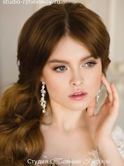 В греческом стиле, Волны, Локоны / Локоны на один бок от Свадебный стилист Лёля Садовка 1