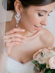 Высокие / Собранные, Пучок, С аксессуарами / Цветами / Фатой от Свадебный стилист Лёля Садовка 1