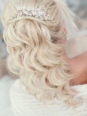 Локоны / Локоны на один бок, С аксессуарами / Цветами / Фатой от Nadya Nezhinka Beauty Studio 2