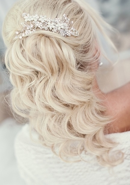 С аксессуарами / Цветами / Фатой, Локоны / Локоны на один бок от Nadya Nezhinka Beauty Studio 2