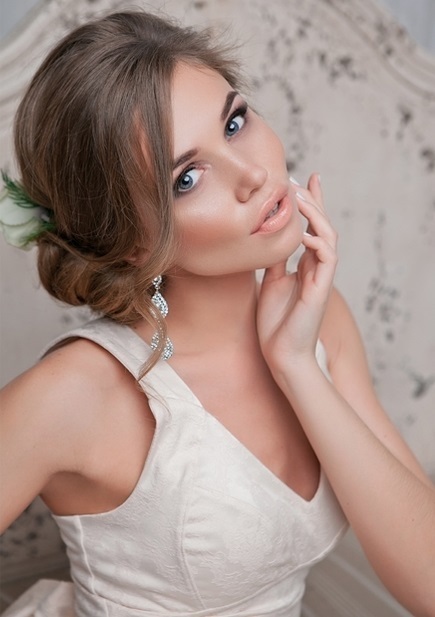 С аксессуарами / Цветами / Фатой, Пучок от Nadya Nezhinka Beauty Studio 2