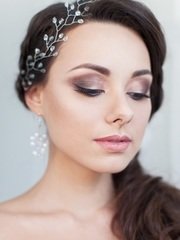 С аксессуарами / Цветами / Фатой от Nadya Nezhinka Beauty Studio 1