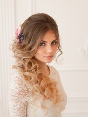 Локоны / Локоны на один бок, С аксессуарами / Цветами / Фатой от Nadya Nezhinka Beauty Studio 1