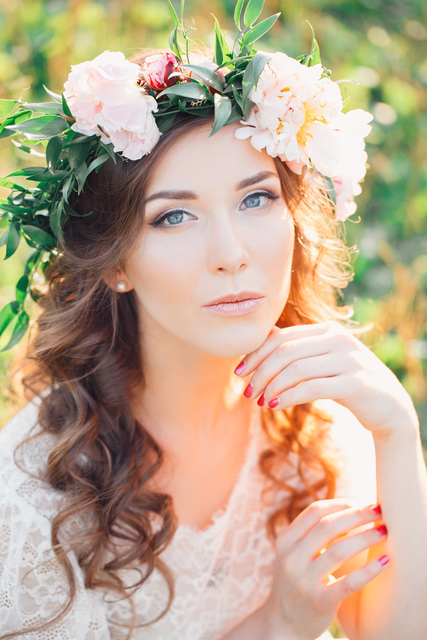 С аксессуарами / Цветами / Фатой, Локоны / Локоны на один бок от Nadya Nezhinka Beauty Studio 2