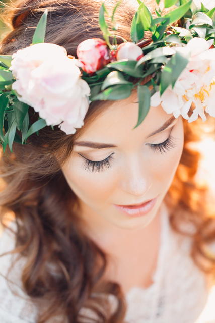 С аксессуарами / Цветами / Фатой, Локоны / Локоны на один бок от Nadya Nezhinka Beauty Studio 4