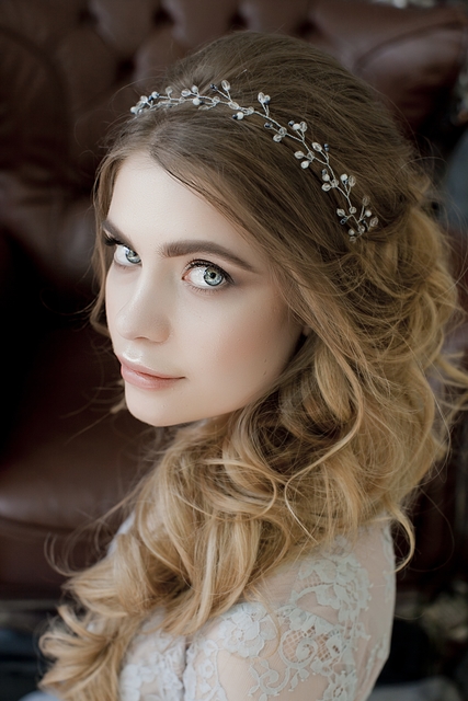 С аксессуарами / Цветами / Фатой, В греческом стиле, Локоны / Локоны на один бок от Nadya Nezhinka Beauty Studio 3