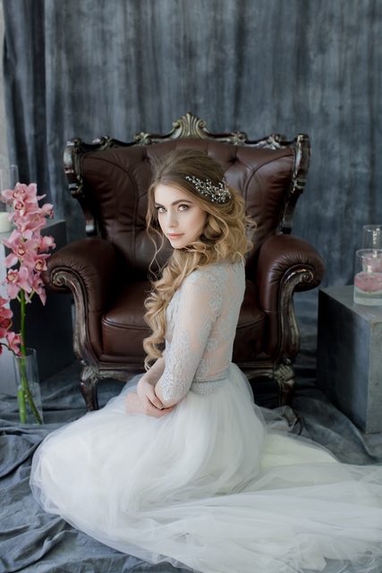 С аксессуарами / Цветами / Фатой, В греческом стиле, Локоны / Локоны на один бок от Nadya Nezhinka Beauty Studio 4