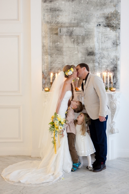 С аксессуарами / Цветами / Фатой, С плетением, Коса / Коса-пучок от Nadya Nezhinka Beauty Studio 7