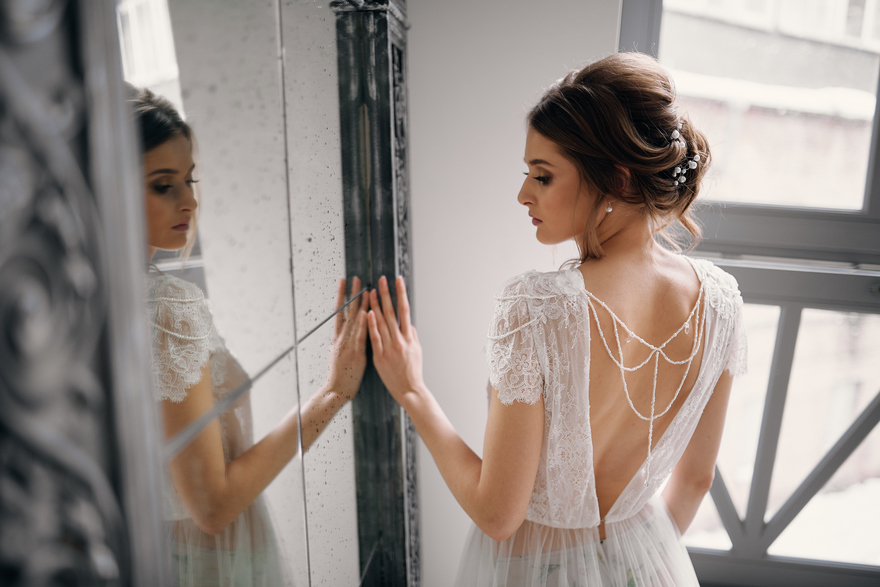 Высокие / Собранные, Локоны / Локоны на один бок от Nadya Nezhinka Beauty Studio 4