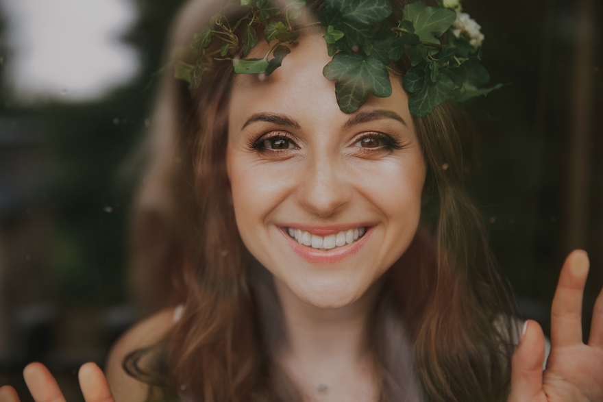 С аксессуарами / Цветами / Фатой, Распущенные, Волны, Локоны / Локоны на один бок от Nadya Nezhinka Beauty Studio 2