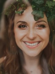 Волны, Локоны / Локоны на один бок, Распущенные, С аксессуарами / Цветами / Фатой от Nadya Nezhinka Beauty Studio 2