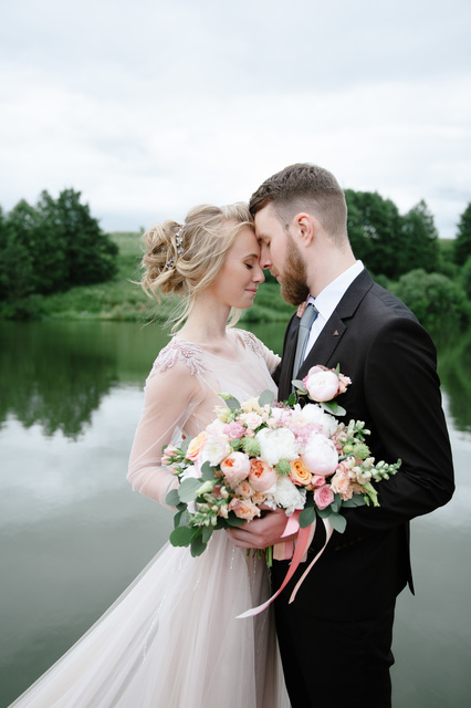 Высокие / Собранные, С аксессуарами / Цветами / Фатой, Пучок от Nadya Nezhinka Beauty Studio 3