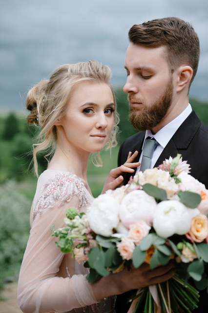 Высокие / Собранные, С аксессуарами / Цветами / Фатой, Пучок от Nadya Nezhinka Beauty Studio 4