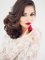 Локоны / Локоны на один бок, С аксессуарами / Цветами / Фатой от Nadya Nezhinka Beauty Studio 1