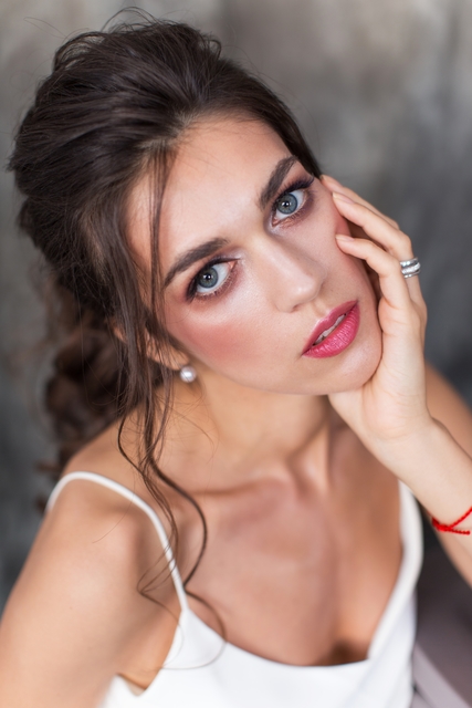 Высокие / Собранные, Волны, Локоны / Локоны на один бок от Nadya Nezhinka Beauty Studio 3