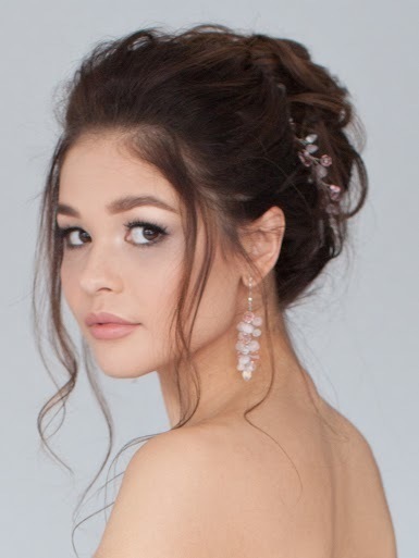Высокие / Собранные, С аксессуарами / Цветами / Фатой, Пучок, Локоны / Локоны на один бок от Nadya Nezhinka Beauty Studio 2